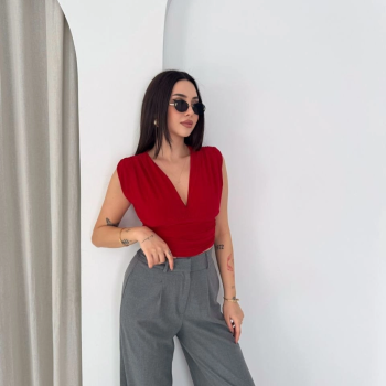 Kadın Vatkalı Kolsuz V Yaka Drapeli Crop Bluz Likralı Fit - Kırmızı