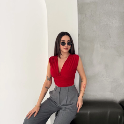 Kadın Vatkalı Kolsuz V Yaka Drapeli Crop Bluz Likralı Fit - Kırmızı