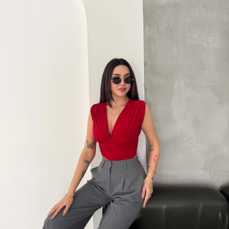 Kadın Vatkalı Kolsuz V Yaka Drapeli Crop Bluz Likralı Fit - Kırmızı