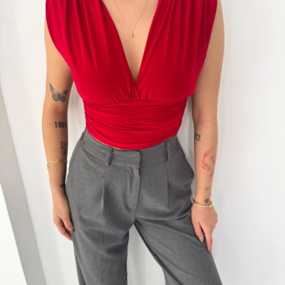 Kadın Vatkalı Kolsuz V Yaka Drapeli Crop Bluz Likralı Fit - Kırmızı