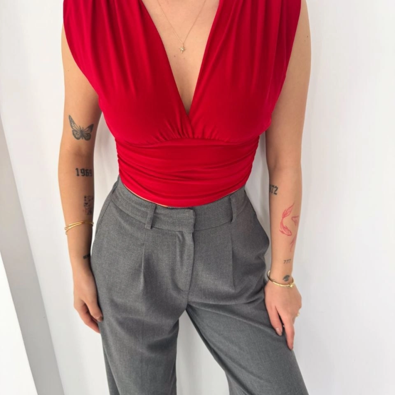 Kadın Vatkalı Kolsuz V Yaka Drapeli Crop Bluz Likralı Fit - Kırmızı