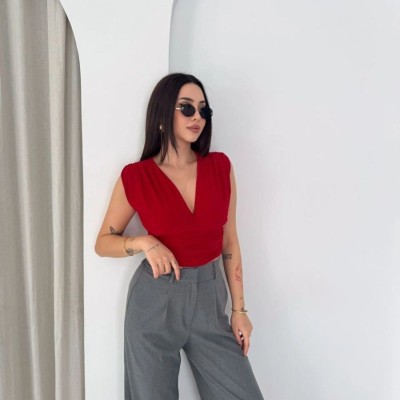 Kadın Vatkalı Kolsuz V Yaka Drapeli Crop Bluz Likralı Fit - Kırmızı