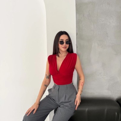 Kadın Vatkalı Kolsuz V Yaka Drapeli Crop Bluz Likralı Fit - Kırmızı
