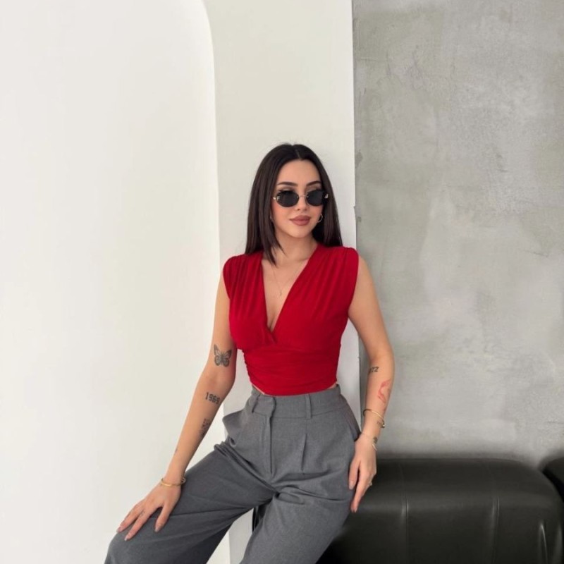 Kadın Vatkalı Kolsuz V Yaka Drapeli Crop Bluz Likralı Fit - Kırmızı