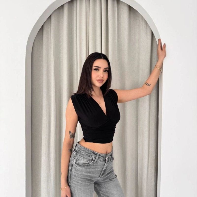 Kadın Vatkalı Kolsuz V Yaka Drapeli Crop Bluz Likralı Fit - Siyah