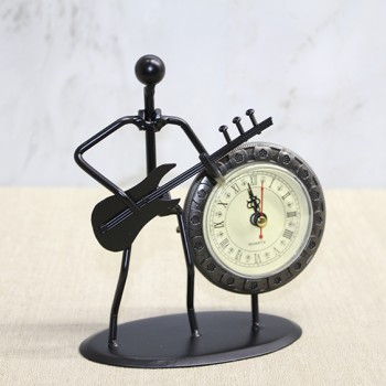 Metal Saatli Gitar Çalan Müzisyen 