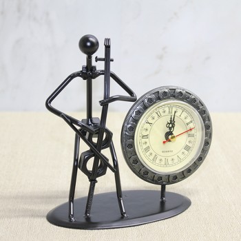 Metal Saatli Keman Çalan Müzisyen 