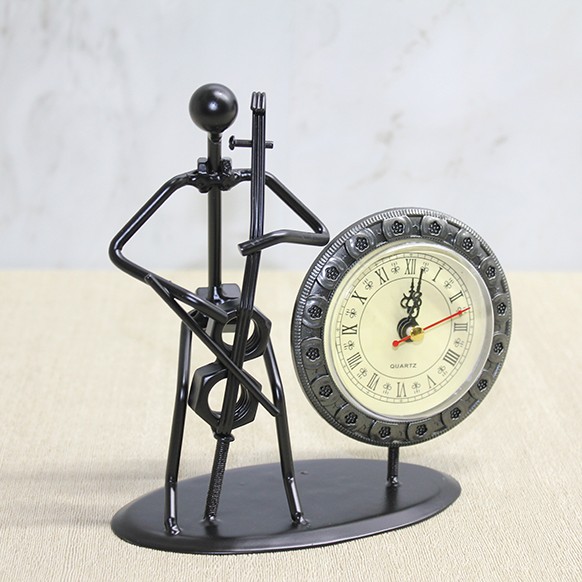 Metal Saatli Keman Çalan Müzisyen 