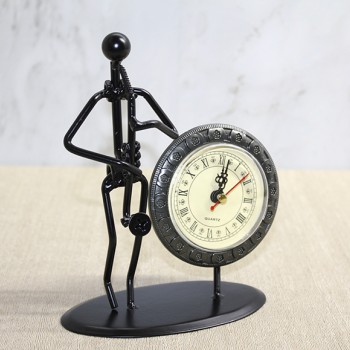 Metal Saatli Saksafon Çalan Müzisyen 