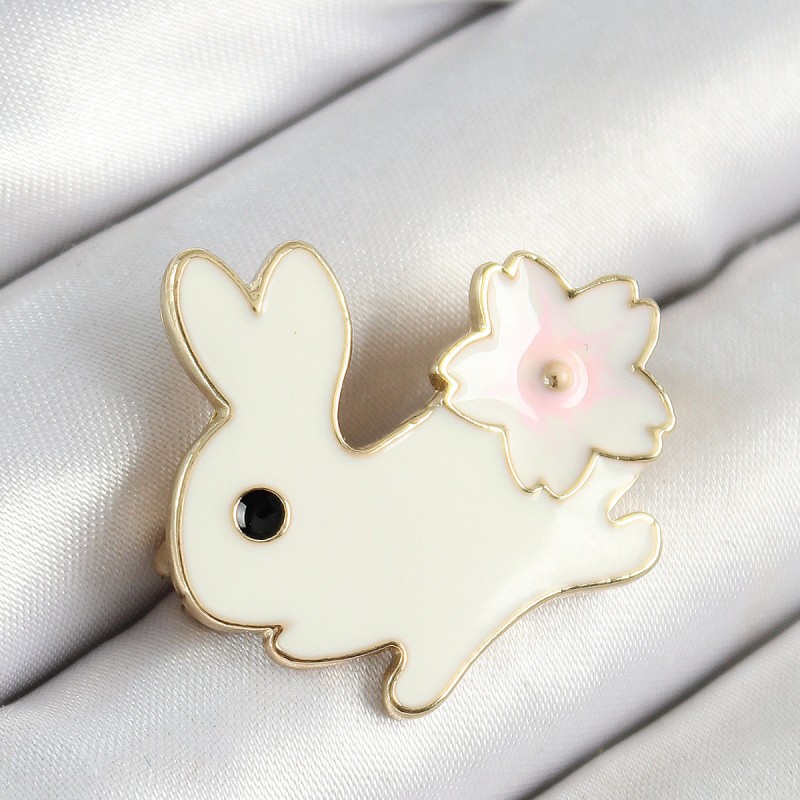 Mineli Çiçek Detaylı Krem Tavşan Figürlü Gold Renk Kadın Broş