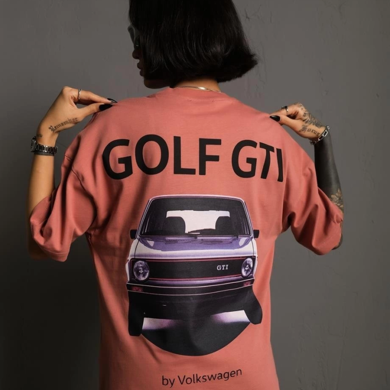 Oversize Baskılı Tişört – Golf GTI Retro Araba Desenli,Gül Kurusu -