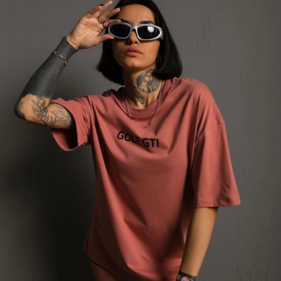 Oversize Baskılı Tişört – Golf GTI Retro Araba Desenli,Gül Kurusu -