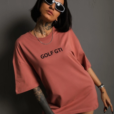Oversize Baskılı Tişört – Golf GTI Retro Araba Desenli,Gül Kurusu -
