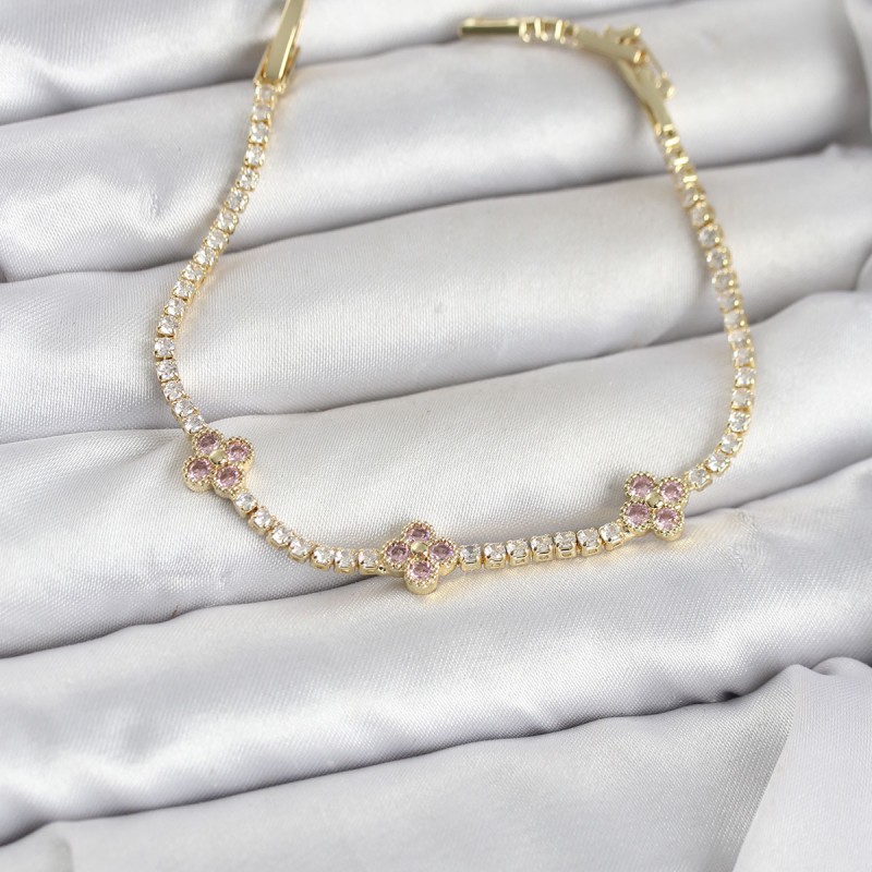 Pembe Yonca Detaylı Zirkon Taşlı Gold Renk Pirinç Su Yolu Kadın Bileklik
