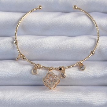 Pirinç Altın Renk Zirkon Taşlı Yonca Model Charm Bileklik