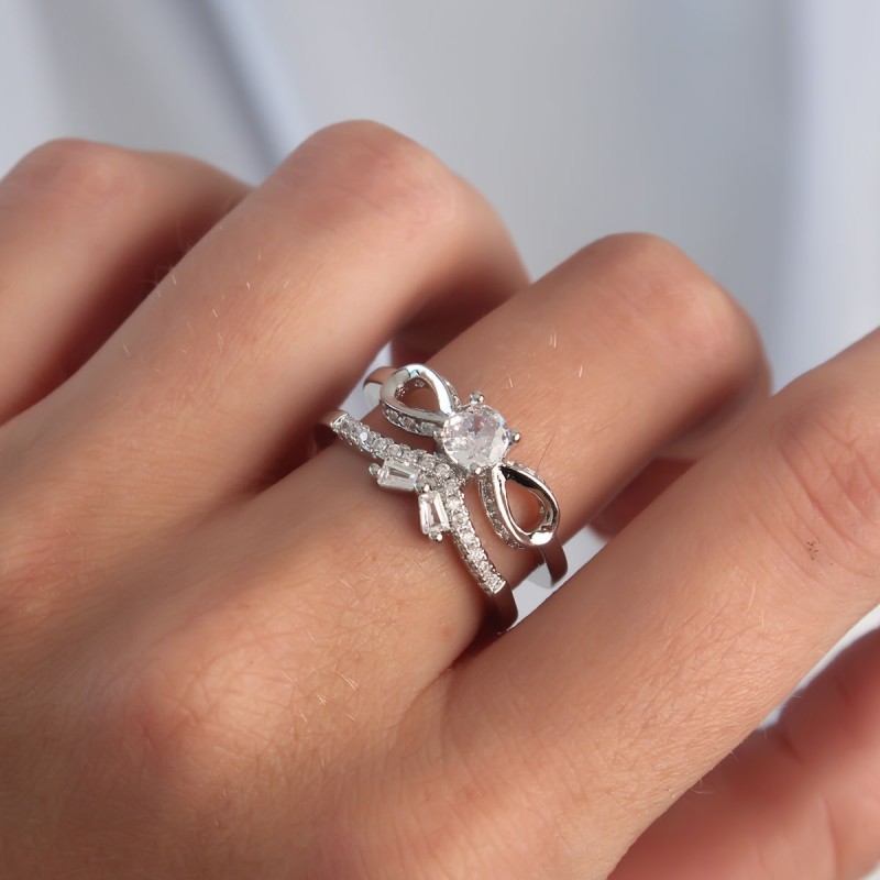 Pirinç Ayarlamalı Gümüş Renk Zirkon Taşlı 2li Görünüm Fiyonk Yüzük