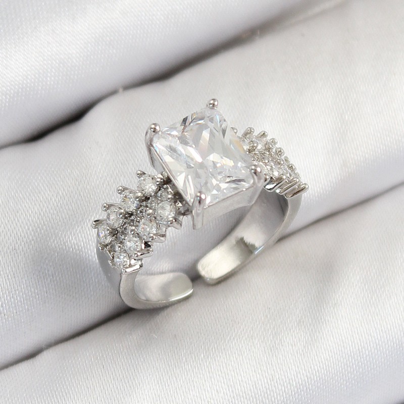 Pirinç  Büyük Zirkon Taşlı Model Gümüş Renk Kadın Yüzük