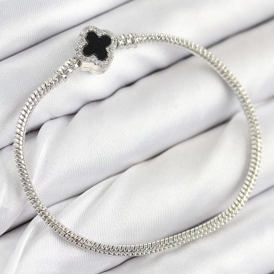 Pirinç Charm Zirkon Taşlı Yonca Model Gümüş Renk Kadın Bileklik