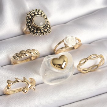 Pirinç Gold Renk Beyaz Gül Figür Kalp İşlemeli Sarmal Detay 6'Lı Kadın Yüzük Seti