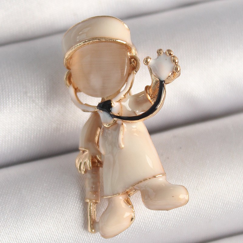 Pirinç Gold Renk Beyaz Mineli Doktor Model Kadın Broş