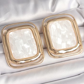 Pirinç Gold Renk Beyaz Mineli Kare Model Kadın Küpe