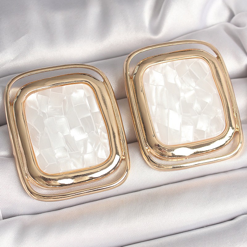 Pirinç Gold Renk Beyaz Mineli Kare Model Kadın Küpe