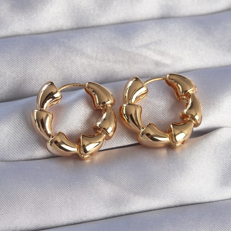 Pirinç Gold Renk Damla Kıvrım Tasarımlı Halka Küpe