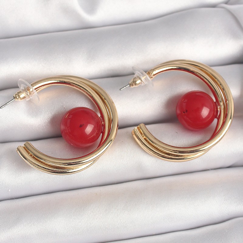 Pirinç Gold Renk Halka Model Kırmızı Boncuk Detay Kadın Küpe