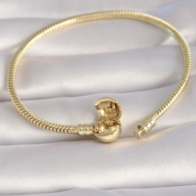 Pirinç Gold Renk İşleme Detay Charm Model Kadın Bileklik