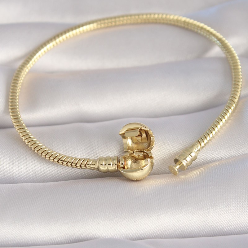 Pirinç Gold Renk İşleme Detay Charm Model Kadın Bileklik