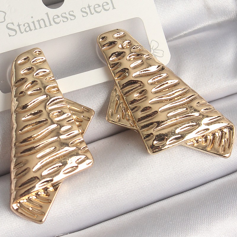 Pirinç Gold Renk İşleme Detaylı Katlanmış Kare Plaka Model Kadın Küpe