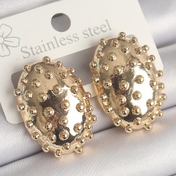 Pirinç Gold Renk İşleme Detaylı Oval Bombe Plaka Model Kadın Küpe