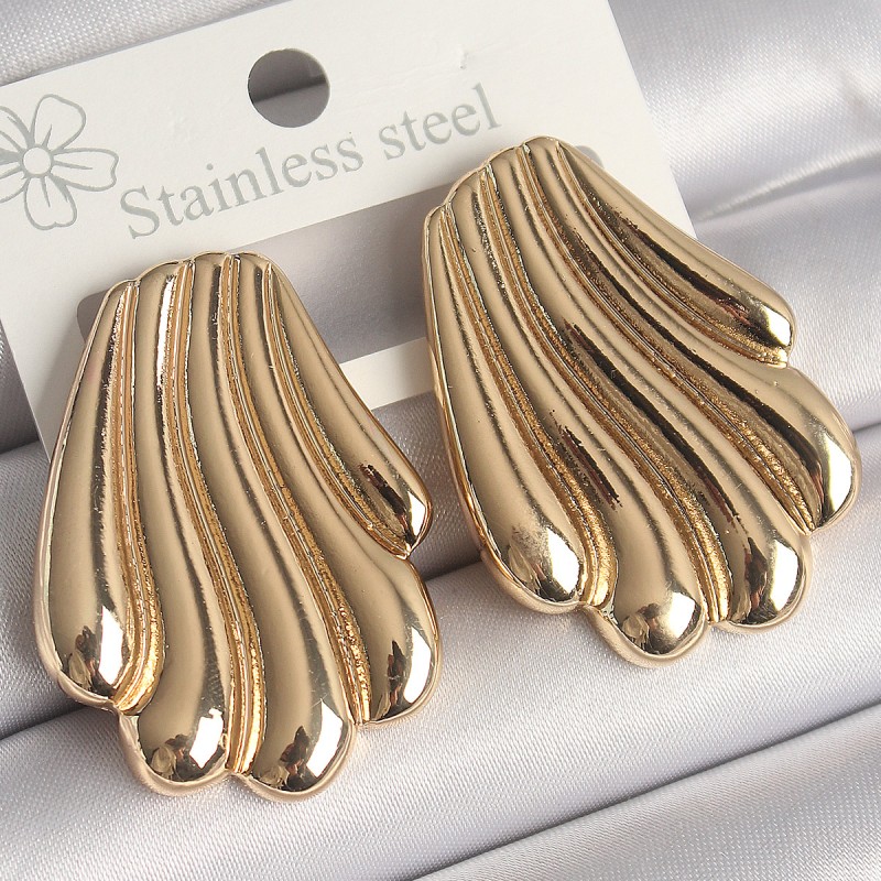 Pirinç Gold Renk İşlemeli İstirdye Model Kadın Küpe