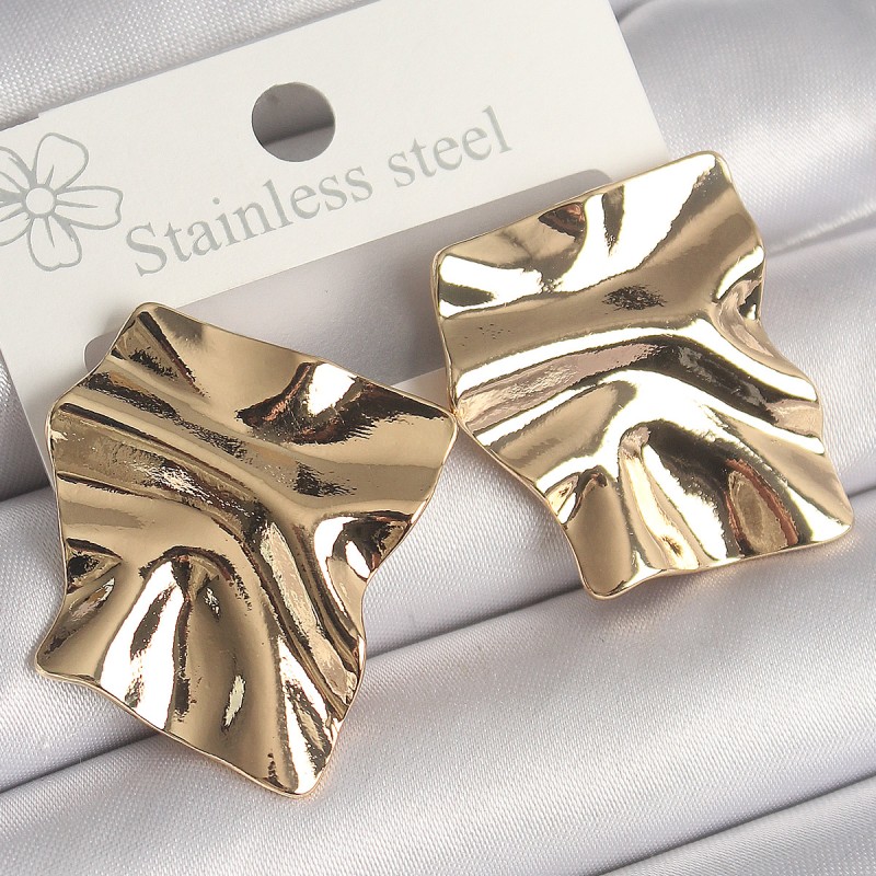 Pirinç Gold Renk İşlemeli Kare Plaka Model Kadın Küpe