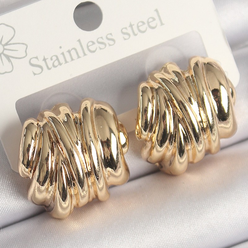 Pirinç Gold Renk İşlemeli Yarım Halka Model Kadın Küpe