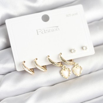 Pirinç Gold Renk Kalp Detaylı 925 Ayar Gümüş Çivili Kadın Küpe Seti