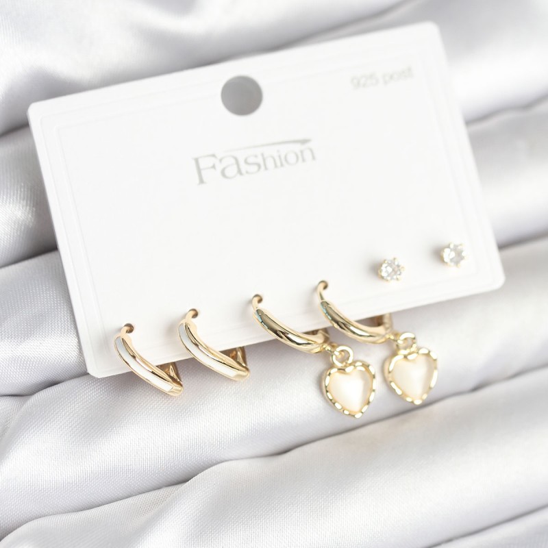 Pirinç Gold Renk Kalp Detaylı 925 Ayar Gümüş Çivili Kadın Küpe Seti