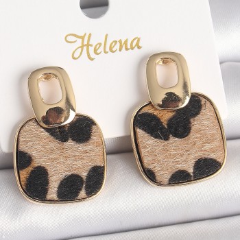 Pirinç Gold Renk Sallantı Kare Leopar Model Kadın Küpe