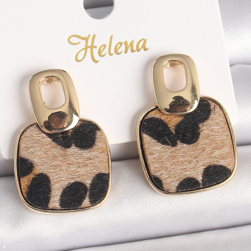 Pirinç Gold Renk Sallantı Kare Leopar Model Kadın Küpe