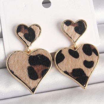 Pirinç Gold Renk Sallantı Leopar Kalp Model Kadın Küpe