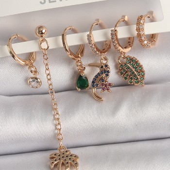 Pirinç Gold Renk Sallantı Zirkon Taşlı Ağaç Figür Kadın Küpe Seti