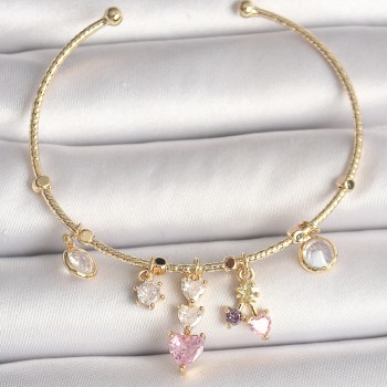 Pirinç Gold Renk Sallantı Zirkon Taşlı Kalp Figür Pembe Detay Charm Kadın Bileklik