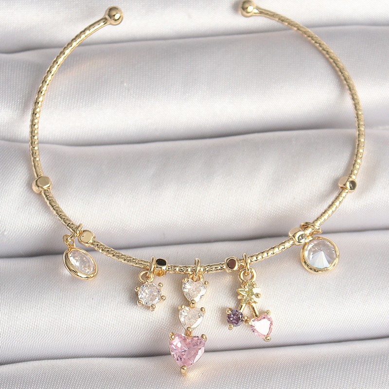 Pirinç Gold Renk Sallantı Zirkon Taşlı Kalp Figür Pembe Detay Charm Kadın Bileklik