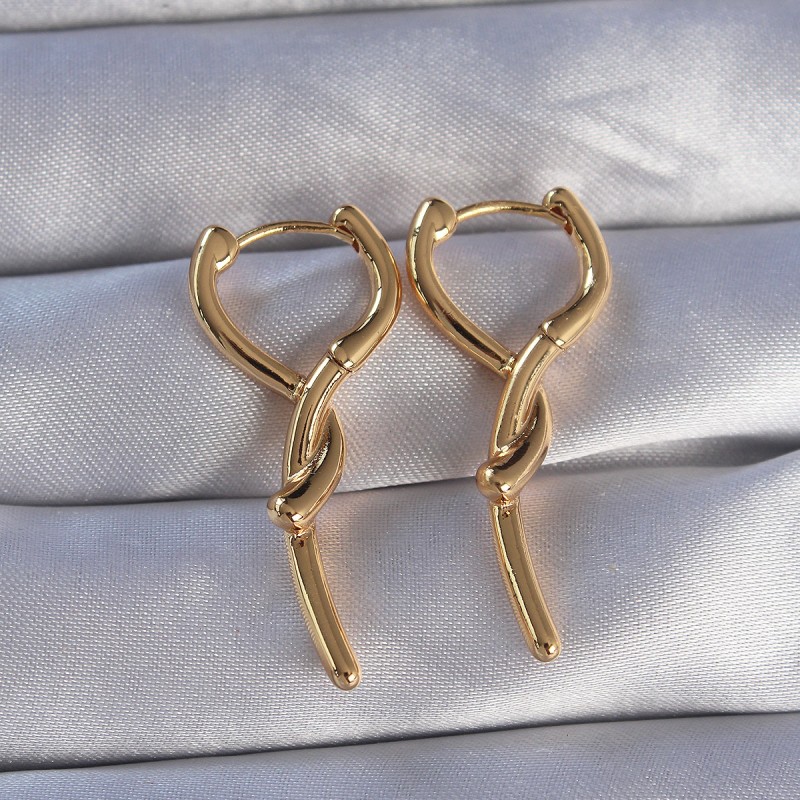 Pirinç Gold Renk Sarmal Çubuk Tasarımlı Uzun Küpe