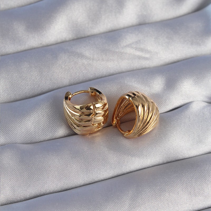 Pirinç Gold Renk Tırtıklı Minimal Bombeli Tasarım Küpe