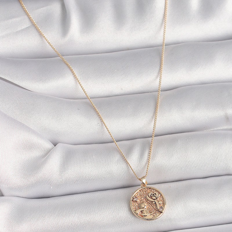 Pirinç Gold Renk Zirkon Taş Detaylı Gül İşleme Madalyon Model Kadın Kolye