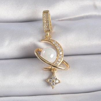 Pirinç Gold Renk Zirkon Taş Detaylı Hilal Model Sallantı İncili Ajda Charm