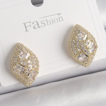 Pirinç Gold Renk Zirkon Taş İşlemeli Damla Model Kadın Küpe