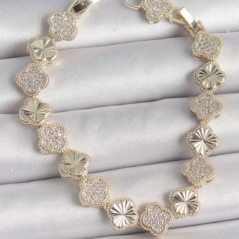 Pirinç Gold Renk Zirkon Taşlı İşlemeli Yonca Model VIP Seri Exculusive Kadın Bileklik