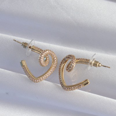 Pirinç Gold Renk Zirkon Taşlı Kıvrımlı Yarım Kalp Küpe